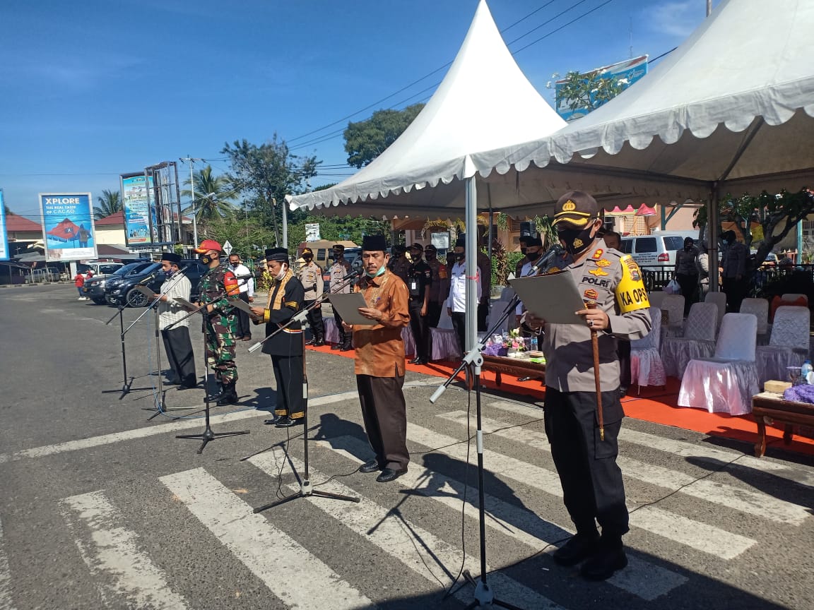 Kapolres didampingi Bupati, Ketua LKAAM, Dandim 0310/SSD, dan Ketua MUI Sijunjung membacakan deklarasi Pilkada Badunsanak di Sijunjung